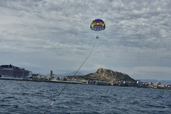 Muere una mujer y un hombre resulta herido tras un accidente de parasailing en Benidorm