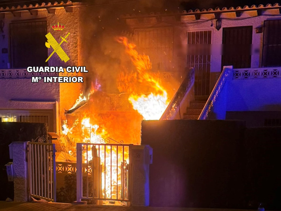 Rescatan a una mujer y a su perro atrapados en el incendio de una vivienda en La Nucía