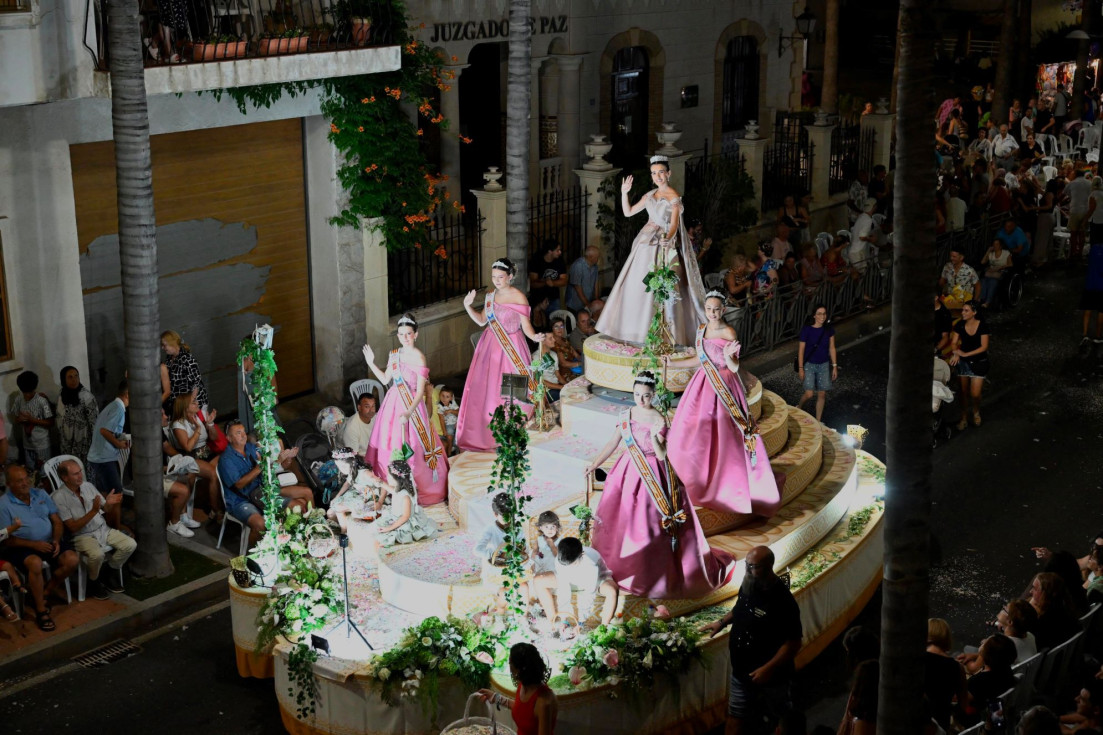La Nucía disfruta la Cabalgata de Disfraces antes del último día de les Festes d’Agost