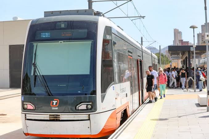 La Línea 9 refuerza la movilidad de la Marina Baixa con más de 155.000 viajeros en julio