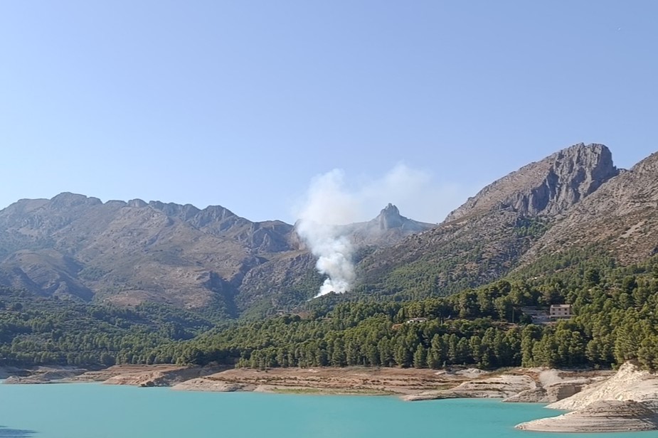 embalse guadalest incendio sierra aixortà beniardà
