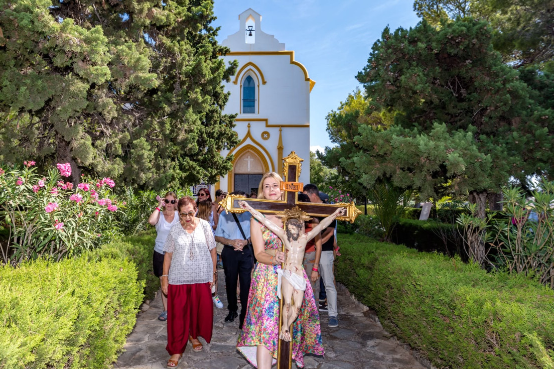 Finestrat vive uno de sus actos más tradicionales con la Bajada del Santíssim Crist del Remei