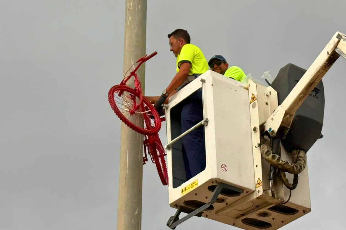 bicicletas colgadas villajoyosa Preparativos calles La Vuelta