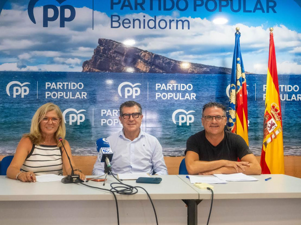 La presidenta del Partido Popular de Benidorm, Maril&oacute; Cebreros, y los diputados auton&oacute;micos Manuel P&eacute;rez Fenoll y Jos&eacute; Ram&oacute;n Gonz&aacute;lez de Z&aacute;rate