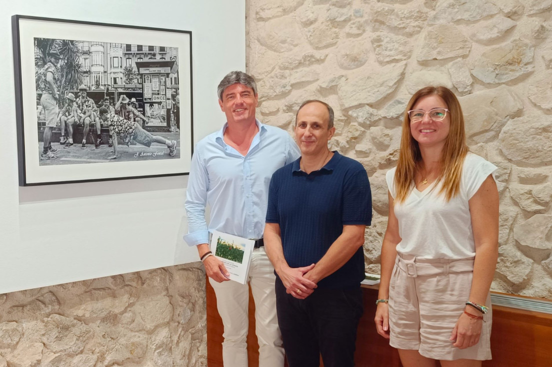 José Antonio Fontal dona al Ayuntamiento de Villajoyosa una fotografía de su exposición ‘Al margen de lo común’