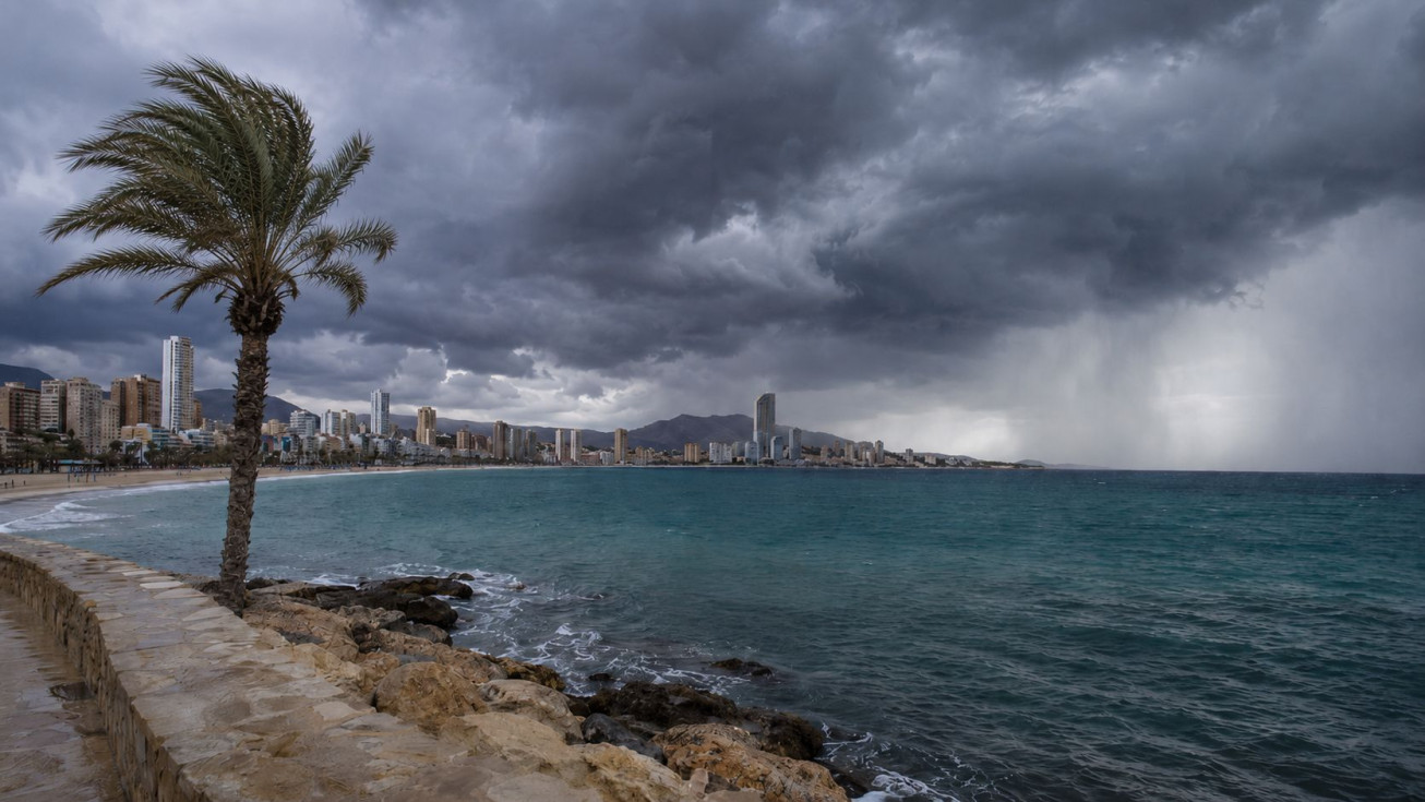 La Marina Baixa sigue este domingo la evolución de un episodio que puede dejar lluvias y tormentas