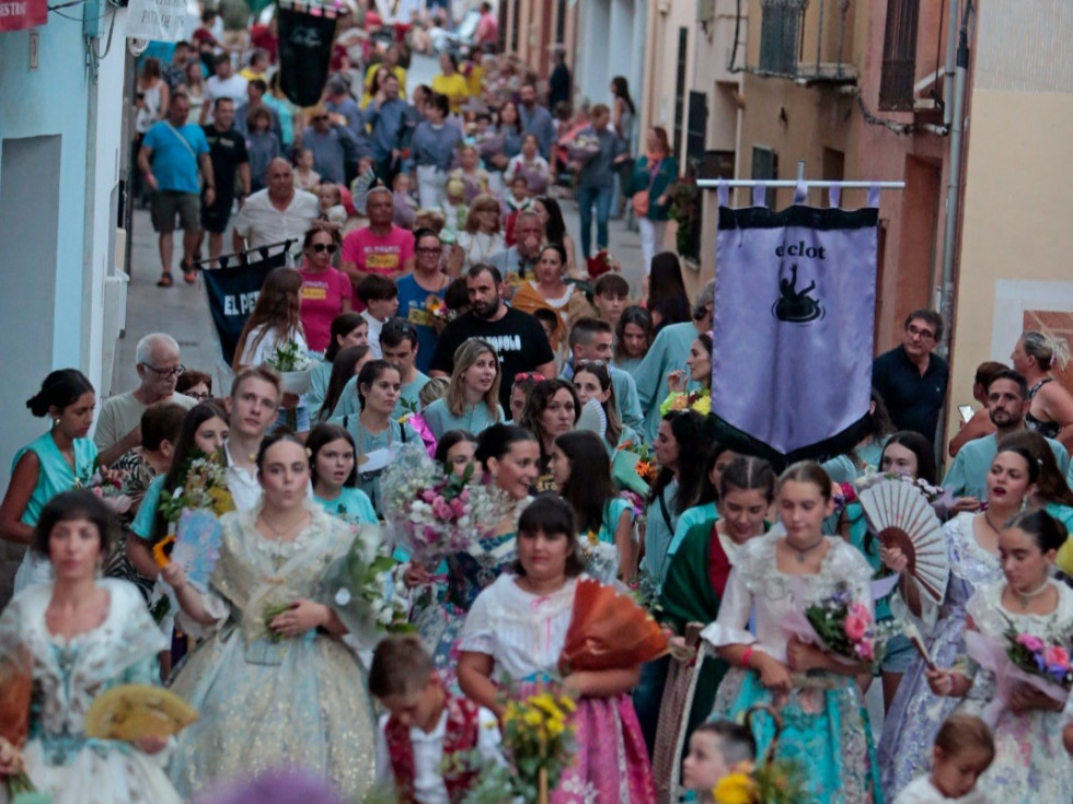 La Ofrenda de Flores reúne a las barracas de Finestrat en homenaje a sus Santos Patronos