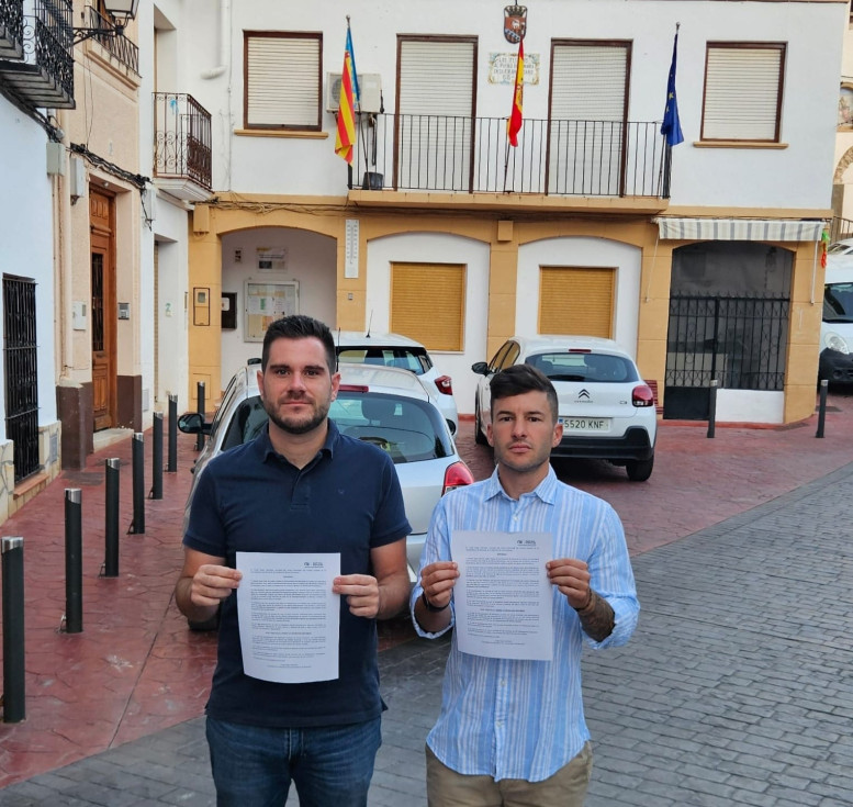 Los concejales Jorge Seguí e Iván Martínez Juan frente al Ayuntamiento de Beniardà