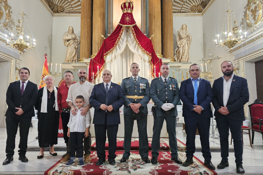 Enrique Salustiano D&iacute;az Gallego (centro de la imagen) junto a varios alcaldes del interior de la Marina Baixa
