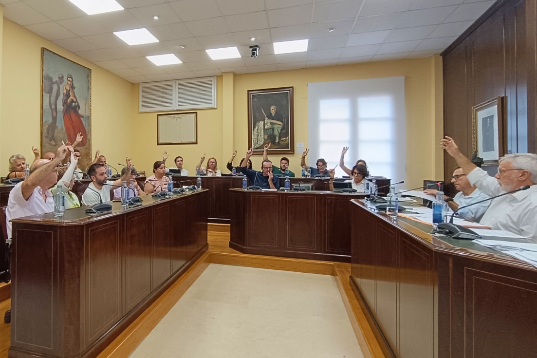 El Pleno refuerza su apoyo a la flota pesquera de Villajoyosa y exige el pago inmediato de las ayudas para el combustible