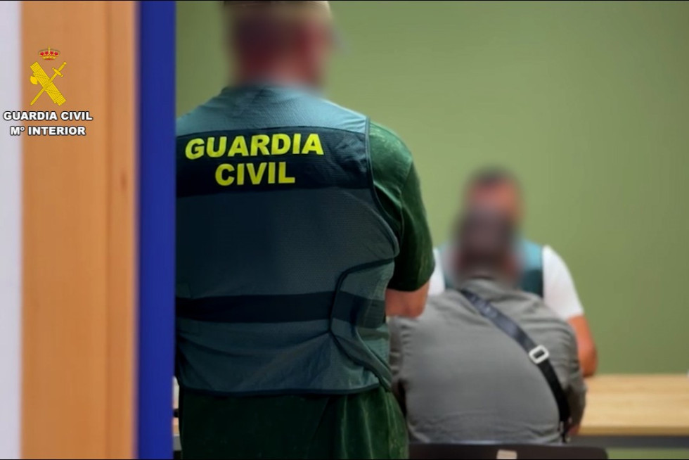Dos detenidos por retener y agredir a un hombre en Finestrat para robarle dinero, oro y criptomonedas