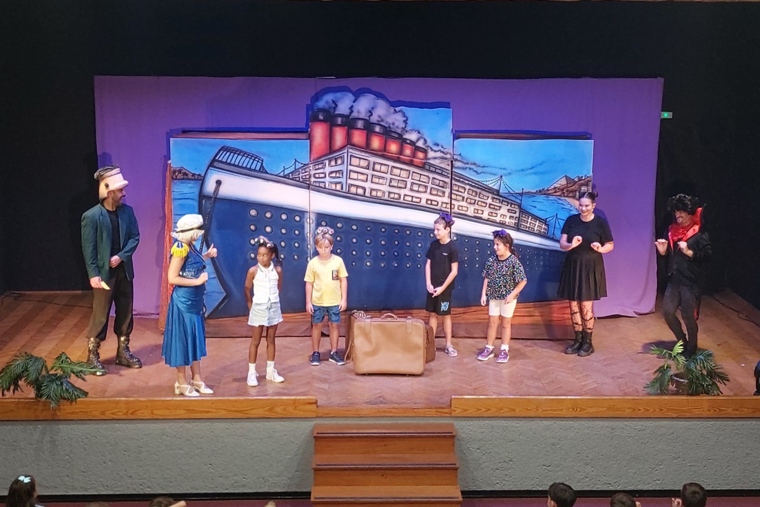 Drácula ayuda a 900 escolares de La Nucía a aprender inglés desde el teatro