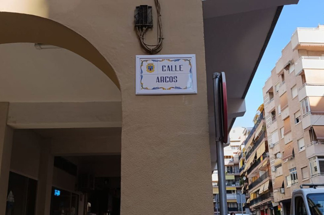 Benidorm repone 70 nuevas placas cerámicas en el callejero del casco urbano