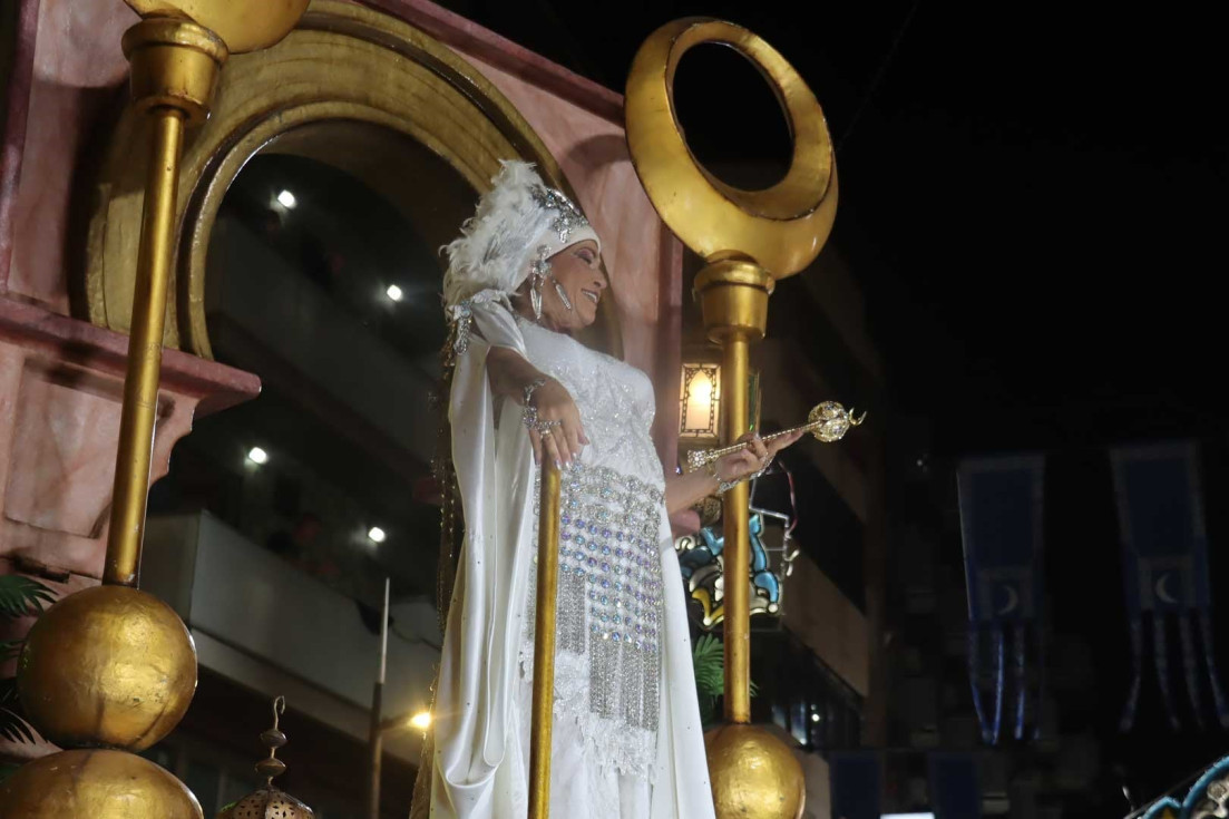 reina entrada moros y cristianos benidorm 2025