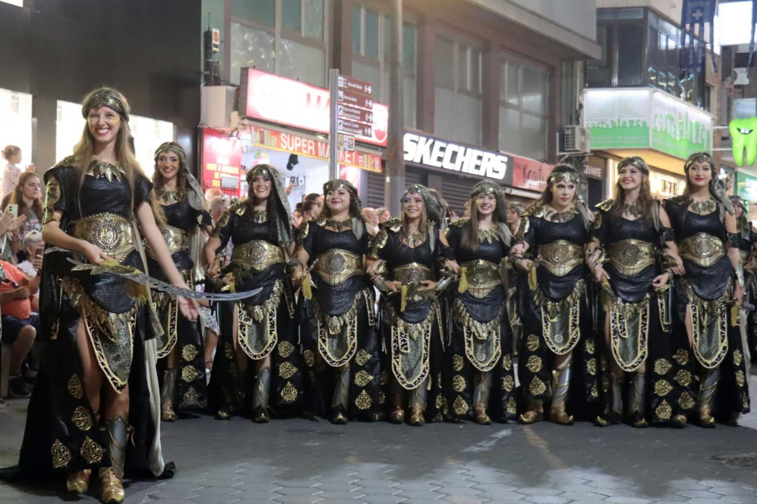 escuadra mujeres entrada moros y cristianos benidorm 2025