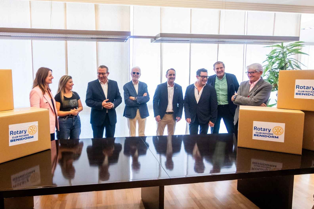 benidorm entrega material escolar Rotary Club