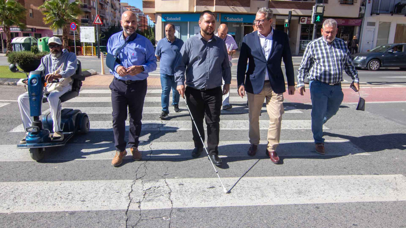 Representantes municipales y de la ONCE durante la prueba del nuevo sistema de accesibilidad.