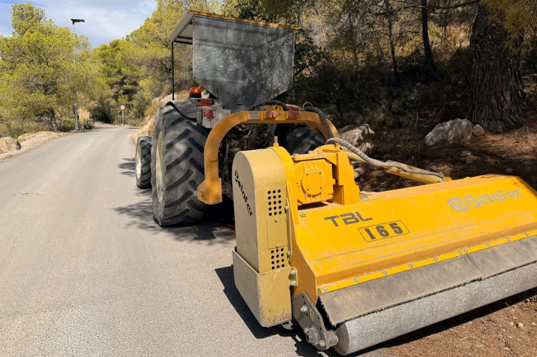 Finestrat refuerza la limpieza de caminos rurales para reducir el riesgo de incendios y mejorar los accesos