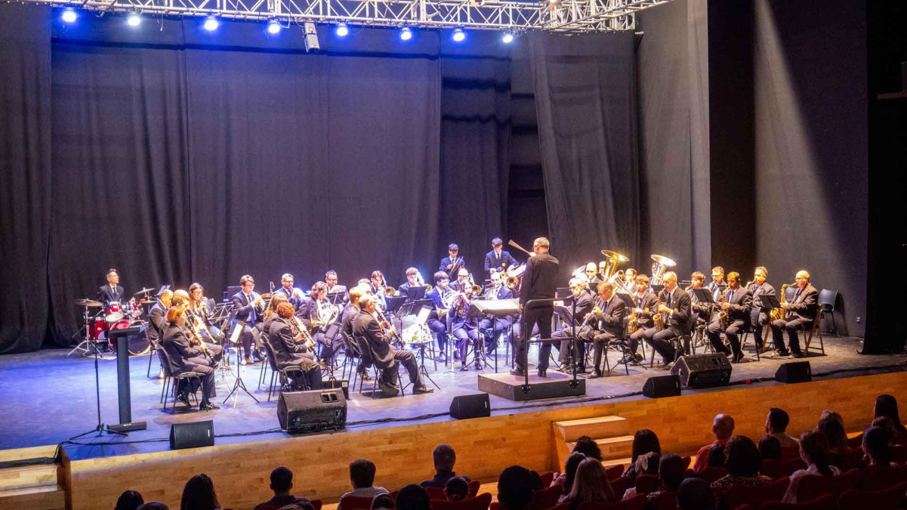 La SM l&rsquo;Illa de Benidorm durante el &lsquo;Concert de Festes&rsquo; celebrado en el Centro Cultural.