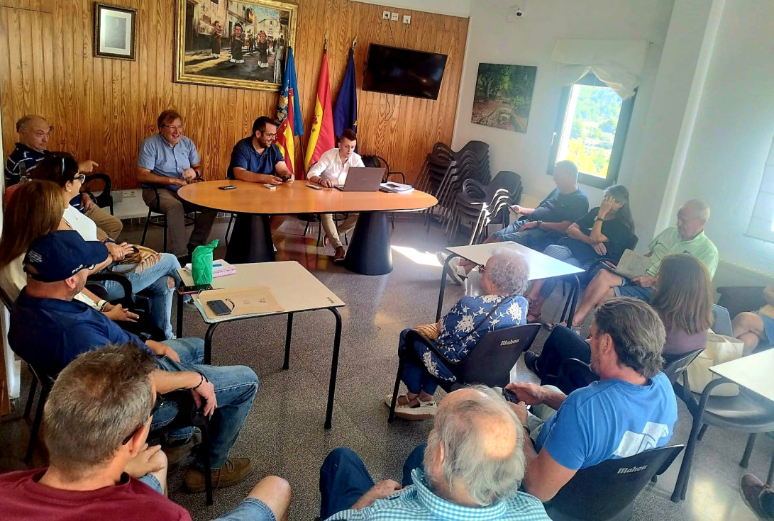 Una de las asambleas constituyentes de las comunidades de regantes celebrada este jueves en Confrides.