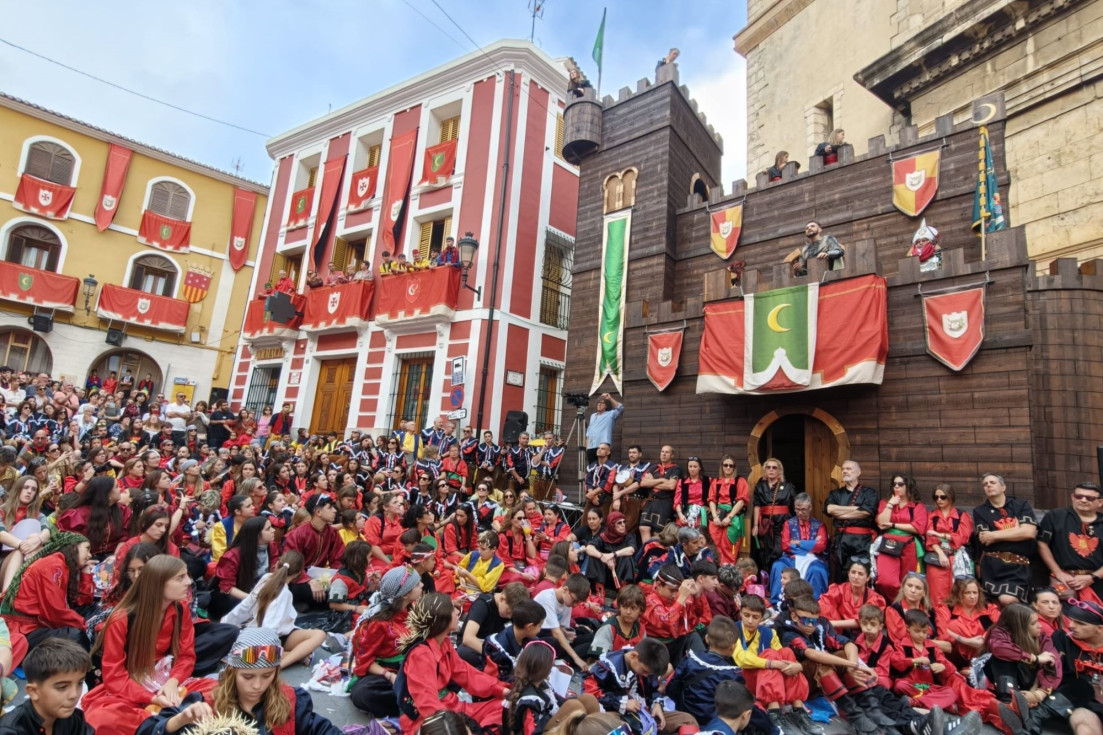 Callosa d’en Sarrià despide sus Moros y Cristianos recuperando el castillo con la embajada cristiana y la procesión de la patrona