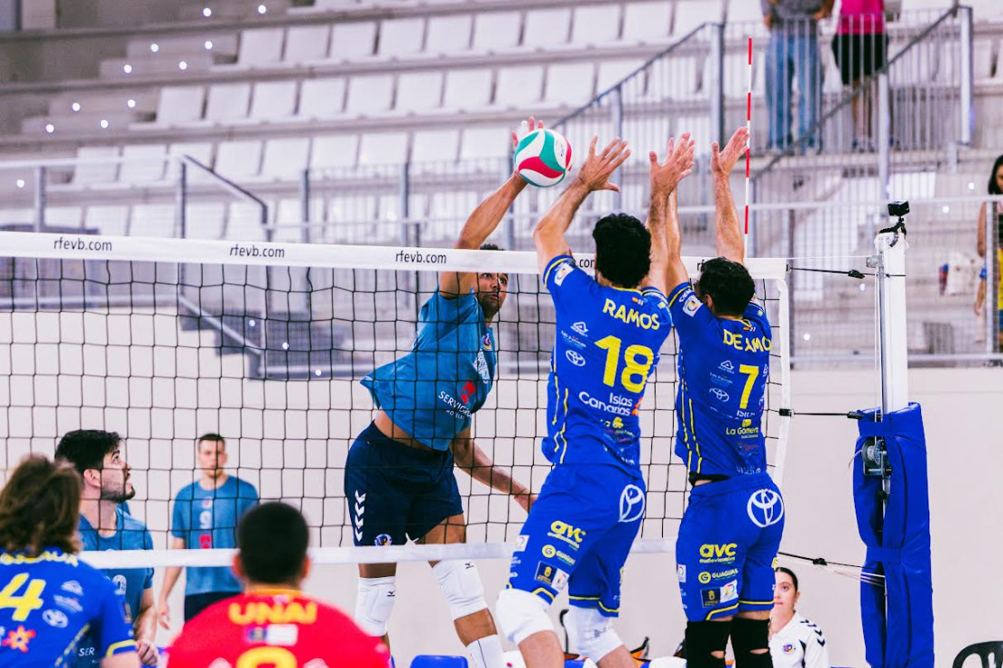 El Servigroup Benidorm durante su partido ante el CV Guaguas en el Torneo de Valencia.