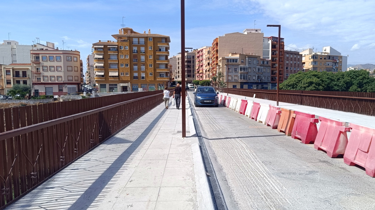 El puente sobre el r&iacute;o Amadorio afronta este domingo los trabajos de asfaltado de sus dos carriles.