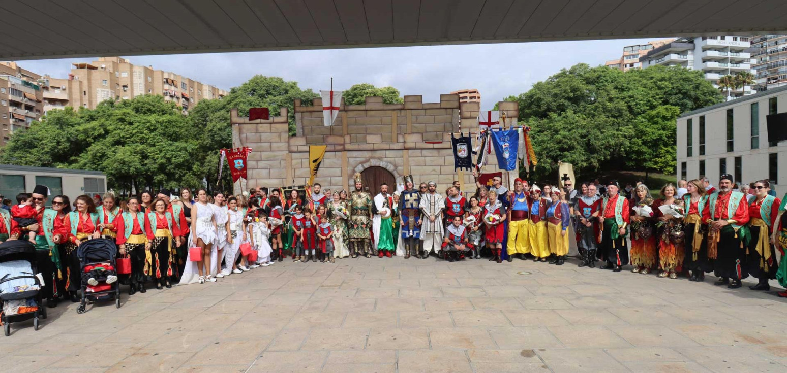 Participantes en los Moros y Cristianos de Benidorm tras la lectura del &lsquo;Parlamento de Paz&rsquo;.