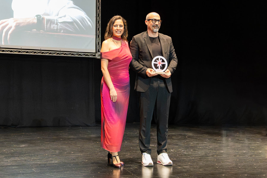 Beatriz Hern&aacute;ndez, directora de Skyline Benidorm Film Festival, junto al actor Fele Mart&iacute;nez durante la gala de clausura de la 10&ordf; edici&oacute;n del festival.