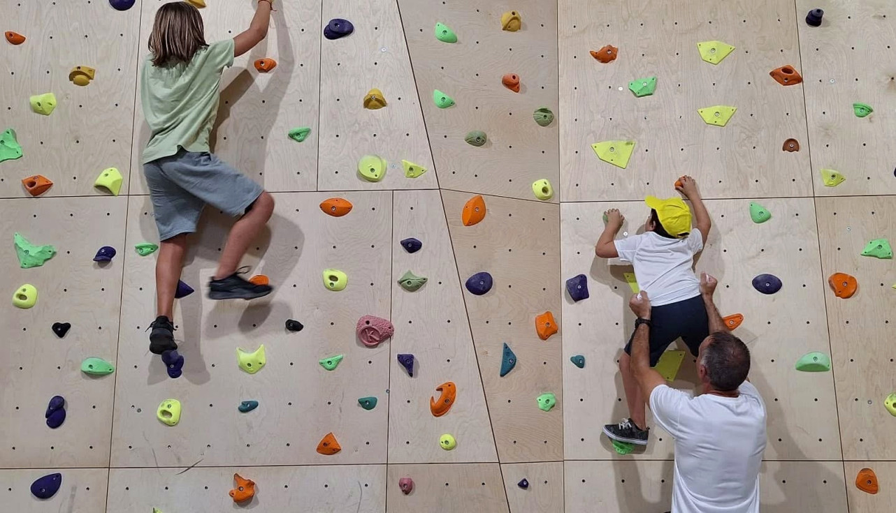 La escalada infantil es una de las novedades del programa municipal