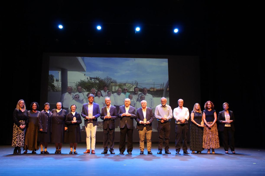 Homenaje a los presidentes de la Residencia Santa Marta durante la gala de clausura de su 40 aniversario en Villajoyosa.