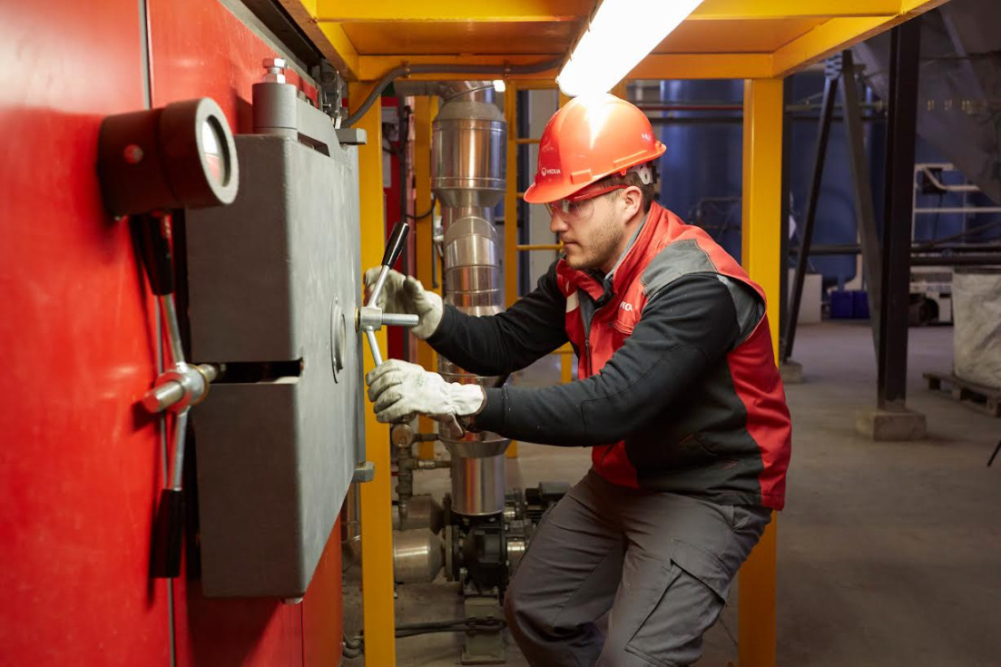 Un técnico de Veolia trabaja en una instalación energética. Un técnico de Veolia trabaja en una instalación energética.