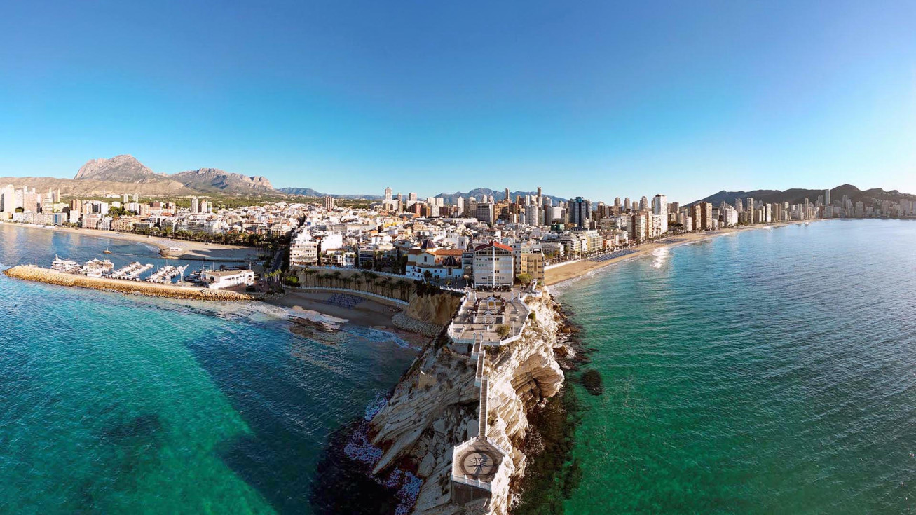 Vista panor&aacute;mica de Benidorm, con las playas de Poniente y Levante.