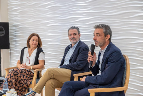 El alcalde de Covarrubias, Ra&uacute;l Gredillas, interviene durante el encuentro cultural.