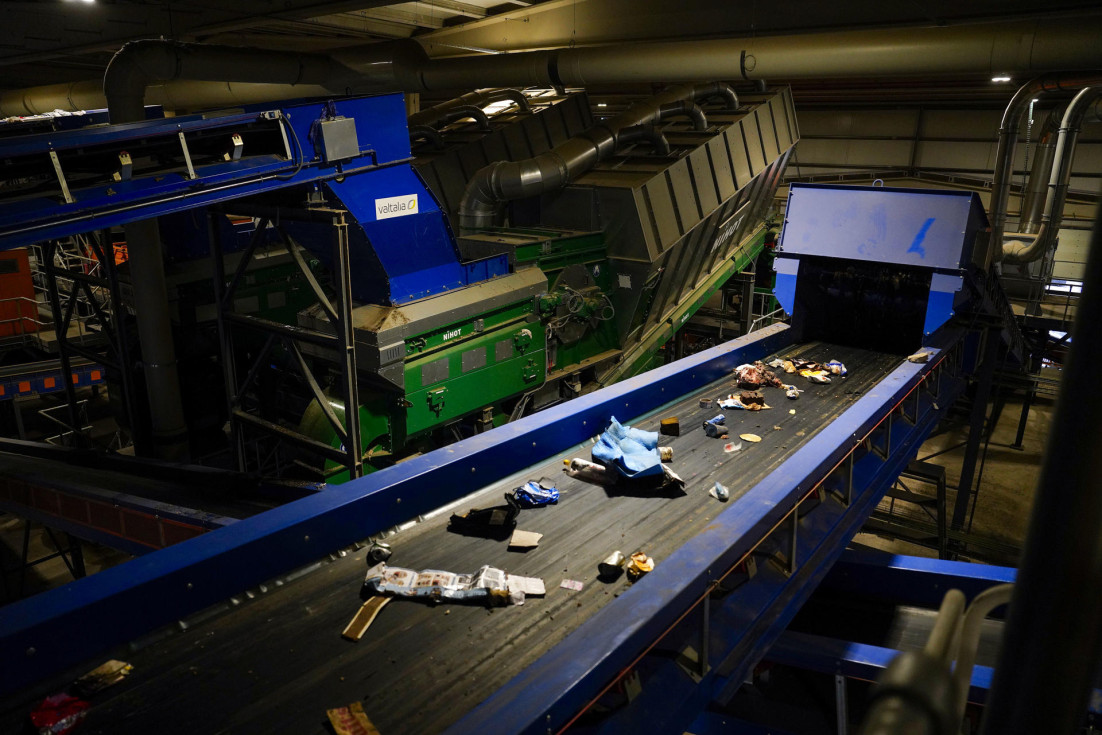 Imagen de archivo de una cinta con residuos en una planta de separación de basura. EFE/Paco Paredes