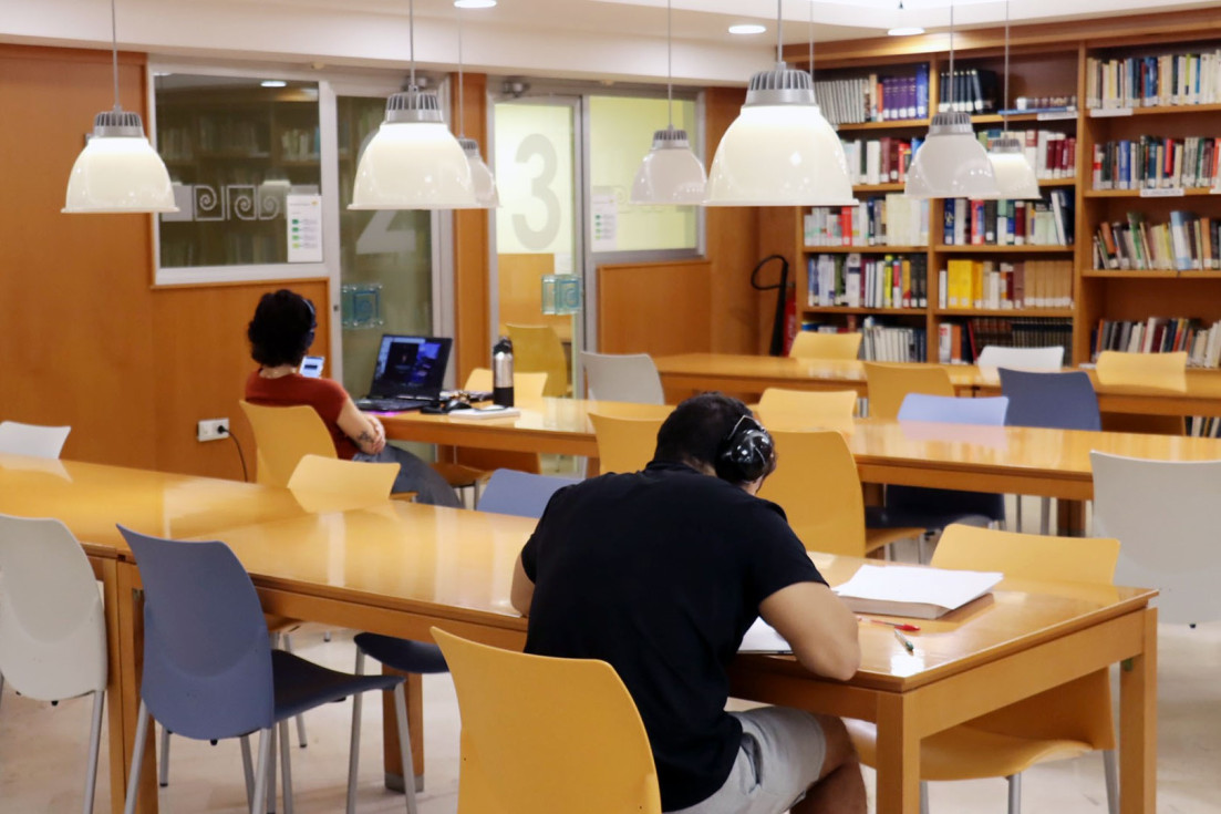 La Biblioteca Central de Benidorm recibe a la poeta Isabel Pérez Aranda en una nueva sesión de ‘Encuentros con autor’
